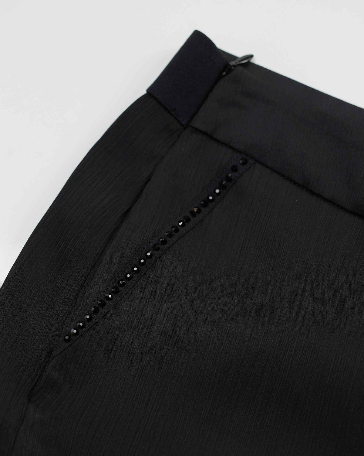 A narrow decorative line follows the slanted pocket opening at the hip.