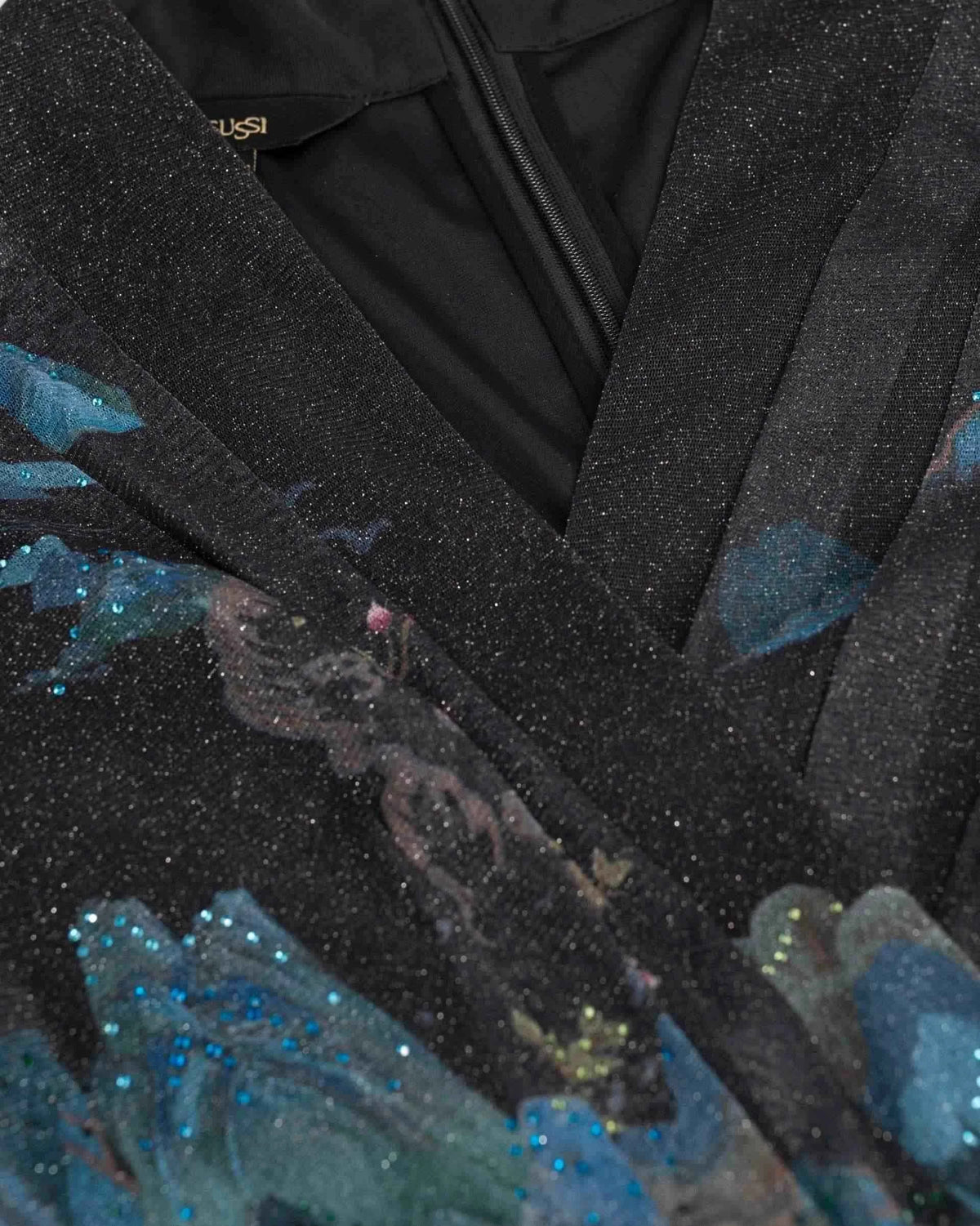 A dark diagonal border follows the wrapped neckline, giving the upper section a clear frame.