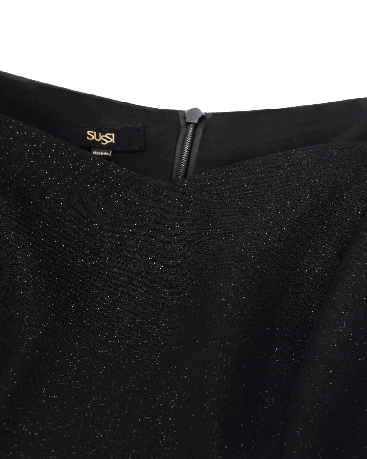 A discreet fastening sits at the centre of the back neckline, surrounded by a simply finished edge.