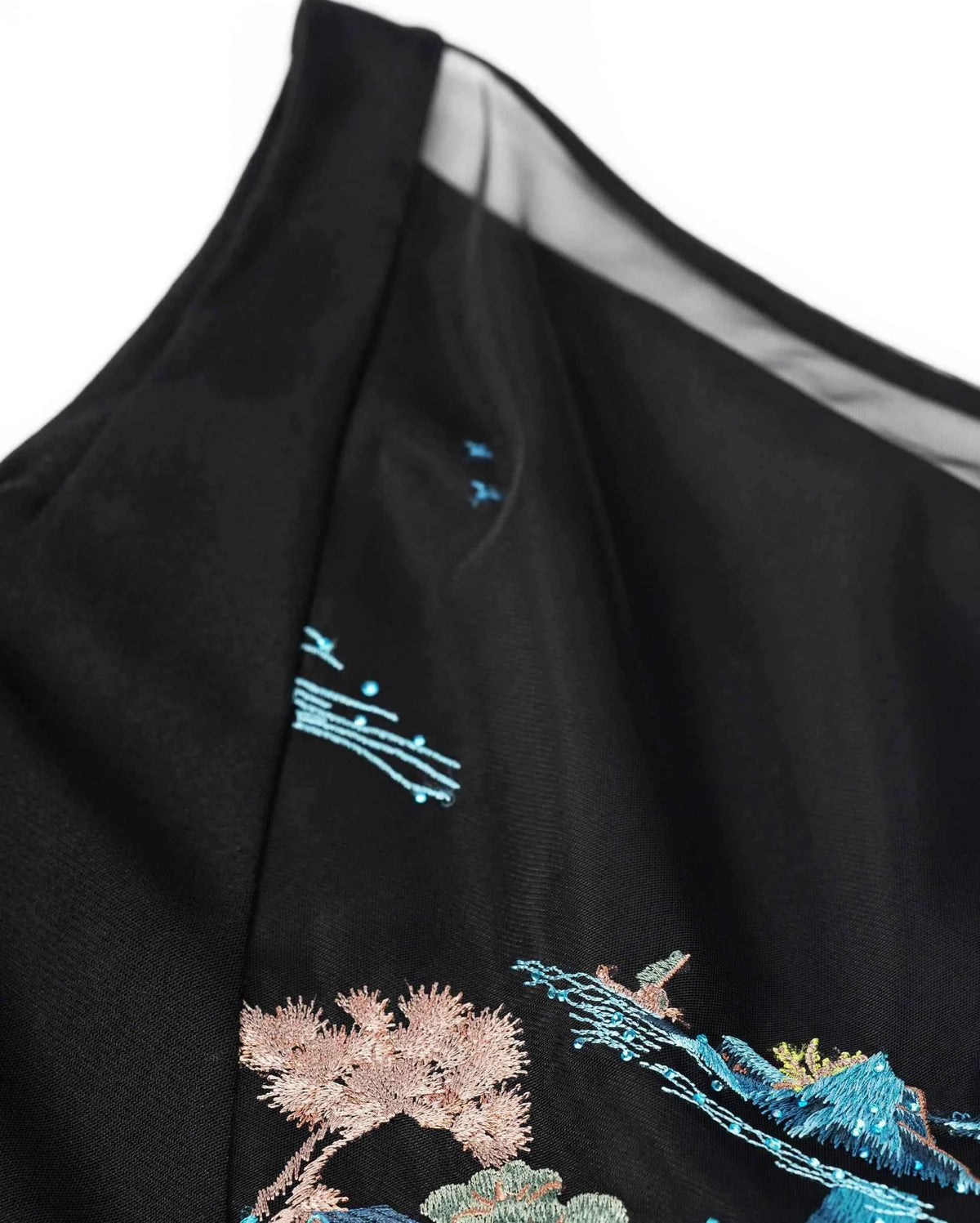 A fine transparent band follows the upper opening above the blue landscape details.
