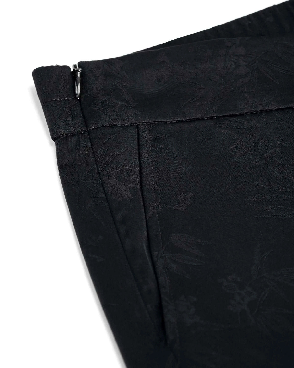 The waistband, fastening and seam lines give the trousers a clear upper finish.